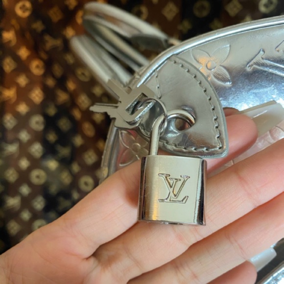 🔥SOLD 1️⃣6️⃣0️⃣0️⃣ Authentic Louis Vuitton Miroir Speedy 30 Bag🔥 - Picture 6 of 16